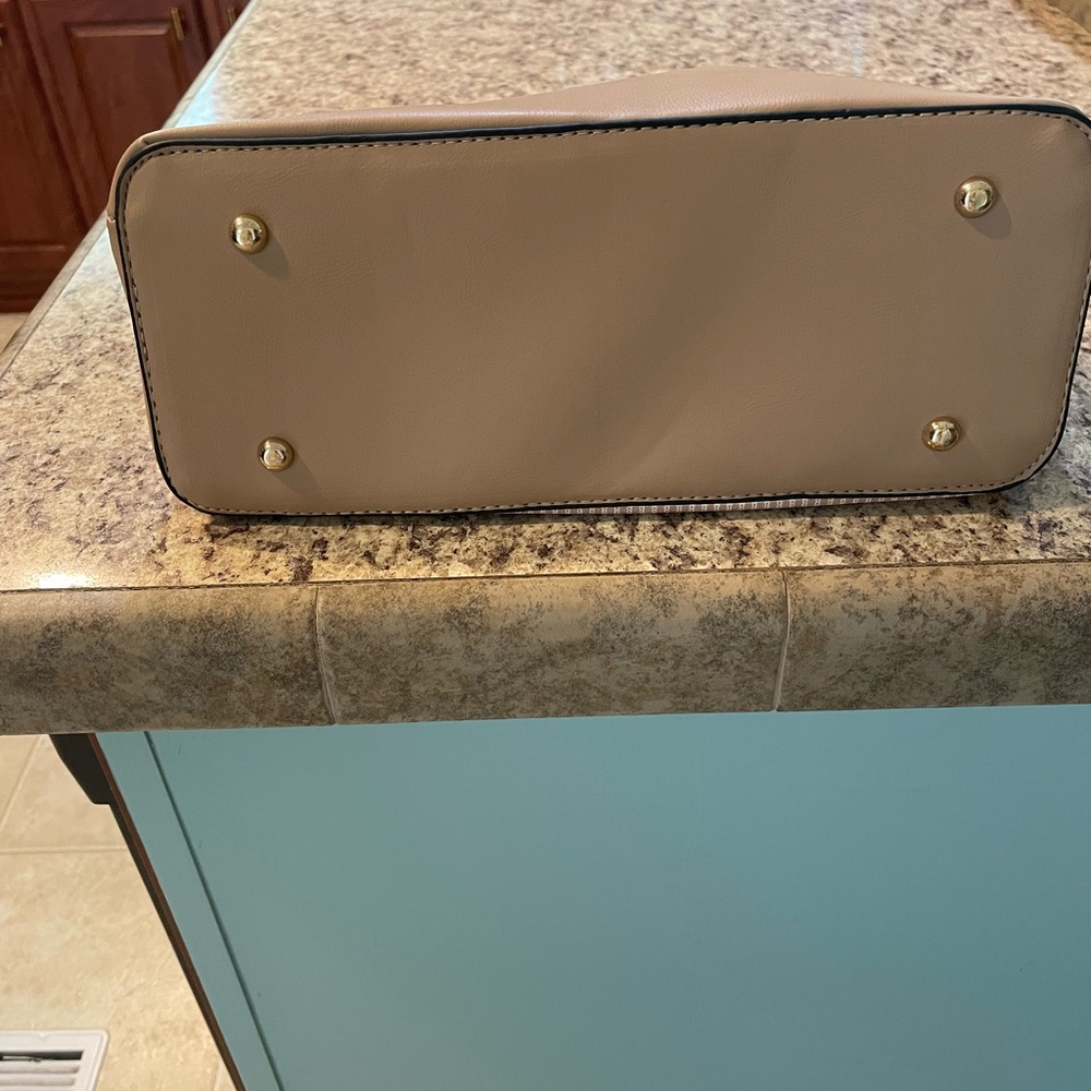 Chic Danbaloy Tan and Cream Satchel Purse  Like New Condition!!! - Picture 8 of 13